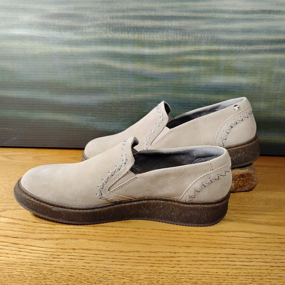 Earth Elements "Abelia" Beige Suede Casual Slip-Ons Never Worn Size 10